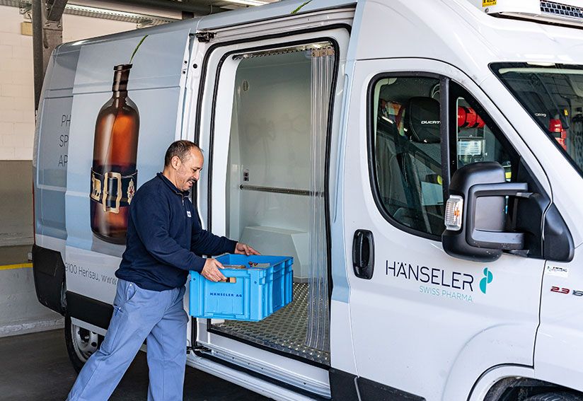 La camionnette de livraison de Hänseler AG livre des marchandises