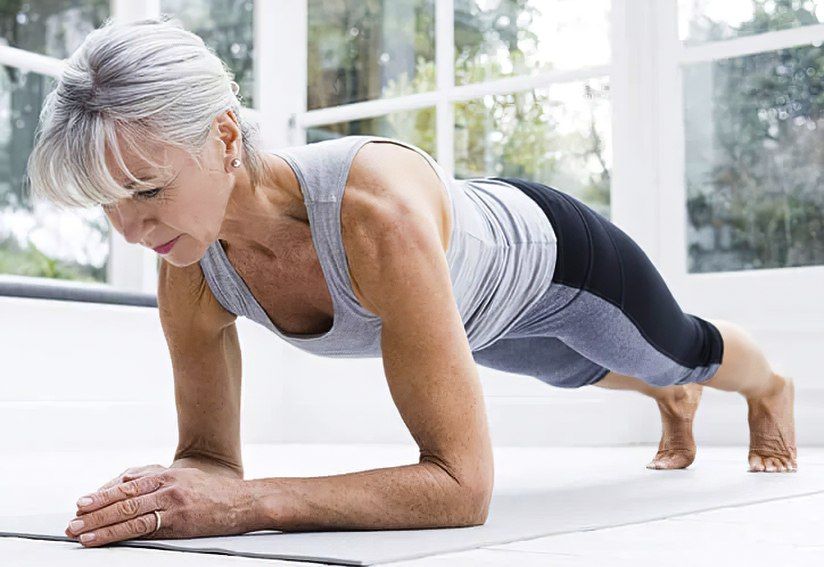 L'esercizio fisico durante l'età è consigliato come misura preventiva contro i sintomi della menopausa.