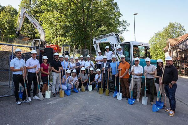 Gruppenfoto aller Beteiligten beim Spatenstich des Neubau M